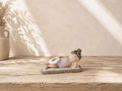 FIGURA PLAYA NIÑA TUMBADA 13CM